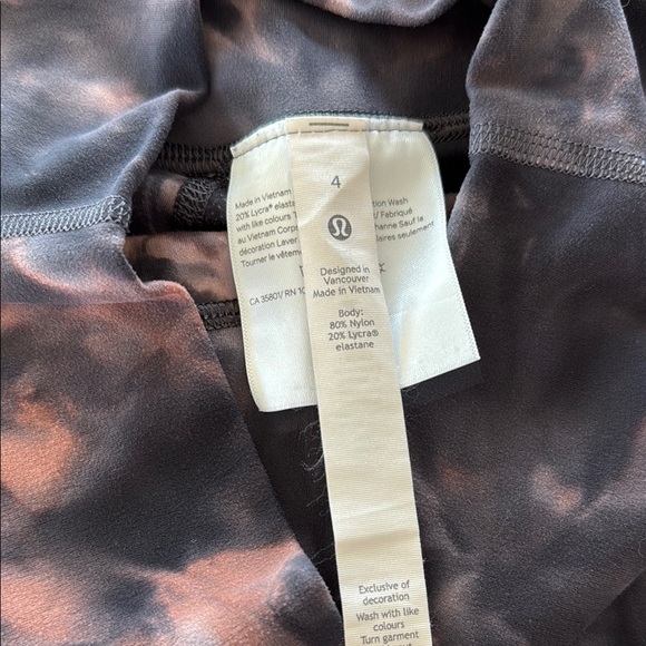 Good condition Lululemon Align 8" Tie-Dye Shorts - Picture 4 of 4